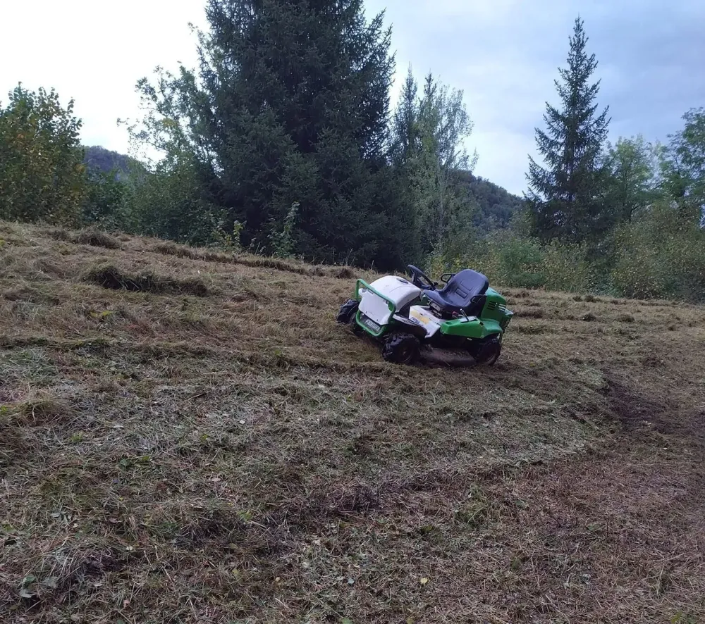Tonte de pelouse près de Coteaux du Lizon