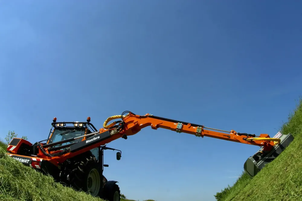 Travaux agricoles près de Coteaux du Lizon